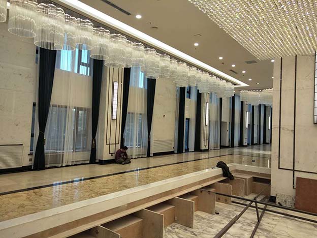 哈爾濱窗簾廠家?guī)私怆妱?dòng)開(kāi)合簾的特點(diǎn)及組成